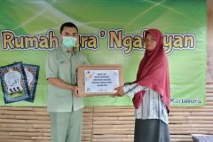 Penyerahan bantuan kepada ketua Rumah Iqro’ Ngabeyan